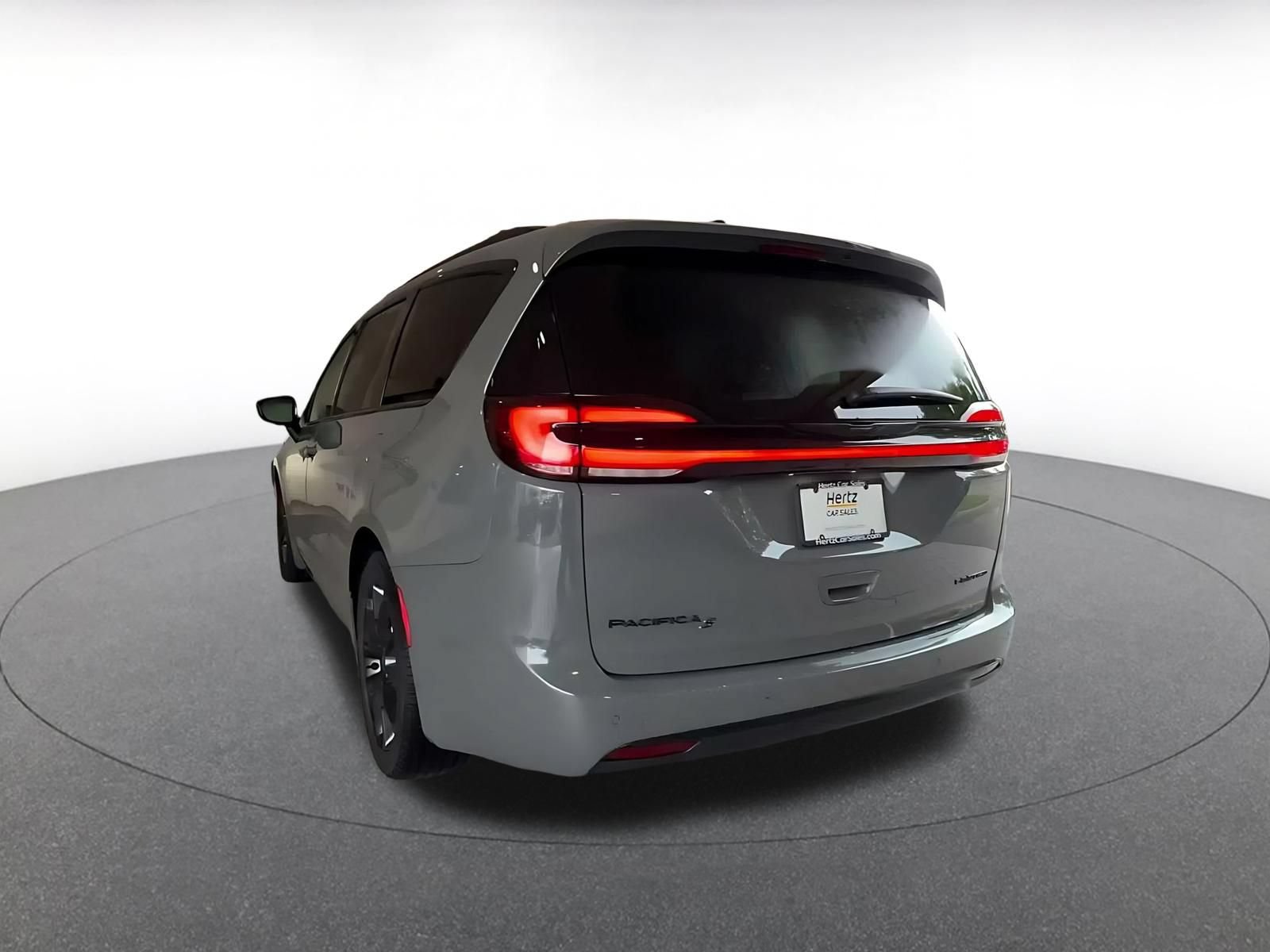 Used 2025 Chrysler Pacifica Limited FWD image 16