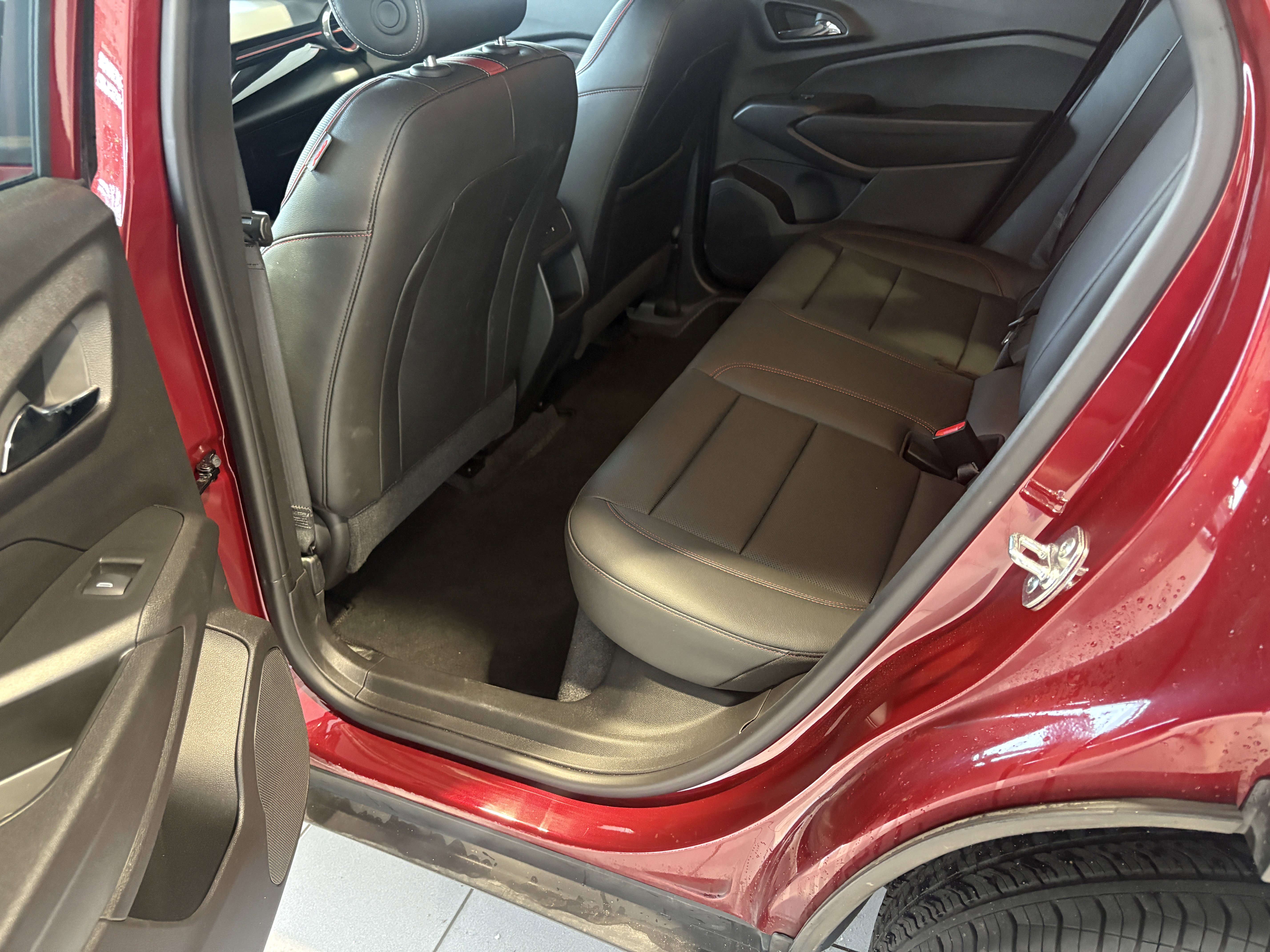 Used 2025 Chevrolet Trax RS w/ Sunroof Package image 17