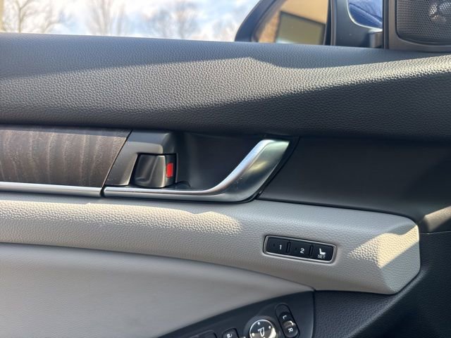 Used 2018 Honda Accord Touring image 12