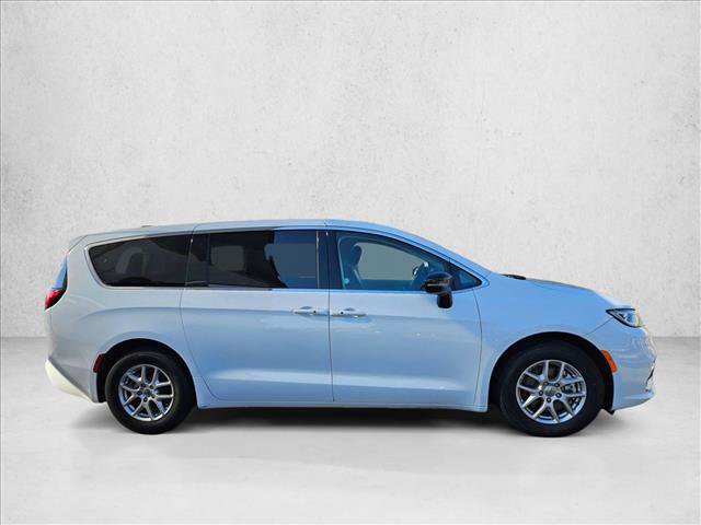 Used 2024 Chrysler Pacifica Touring-L image 4