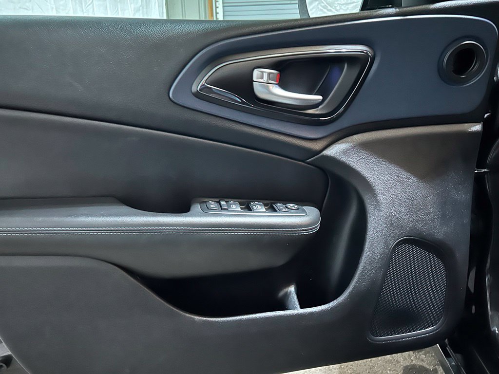 Used 2016 Chrysler 200 S FWD image 13