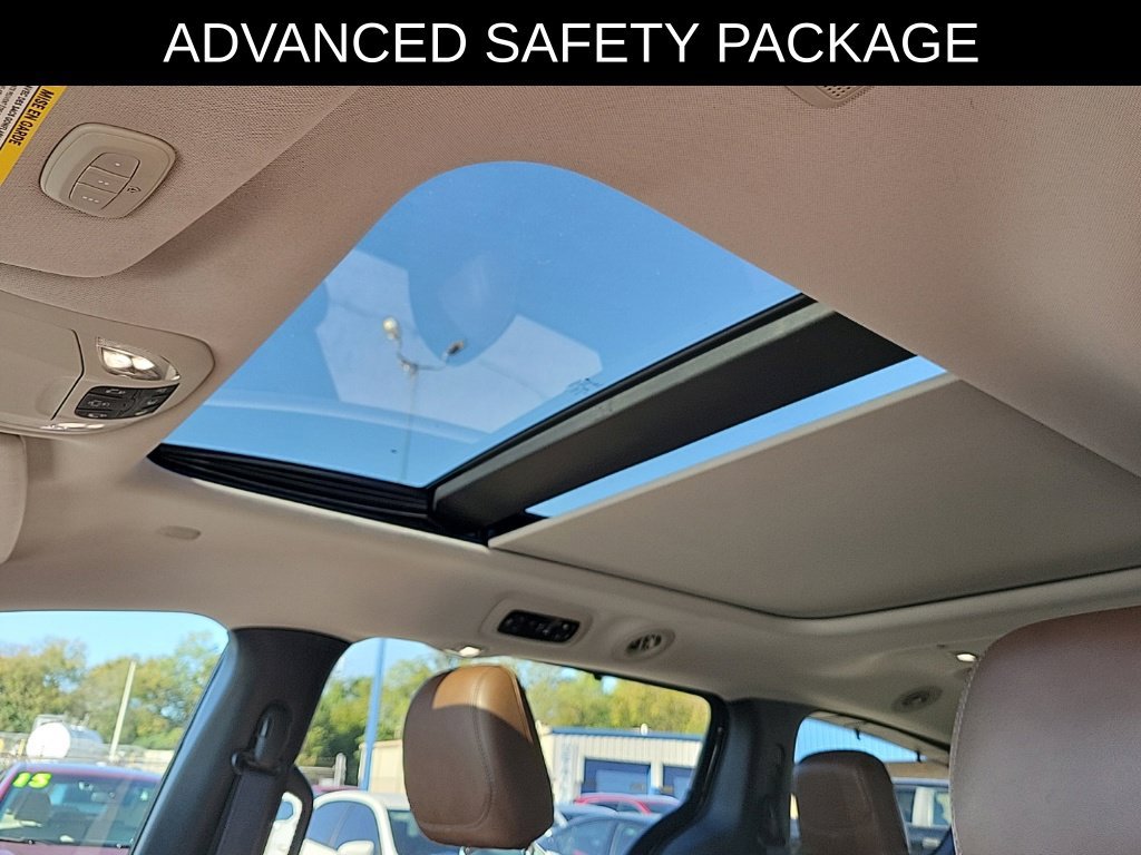 Used 2017 Chrysler Pacifica Limited w/ UConnect Theater Package FWD image 32