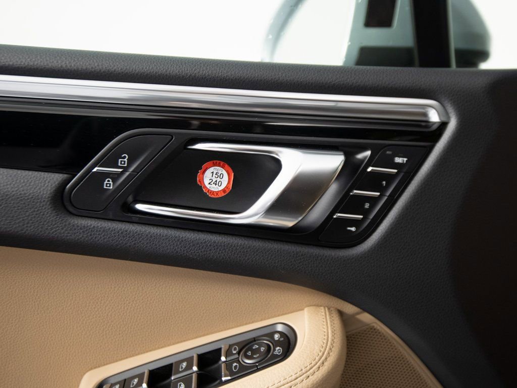 Certified 2021 Porsche Macan AWD/4WD image 19