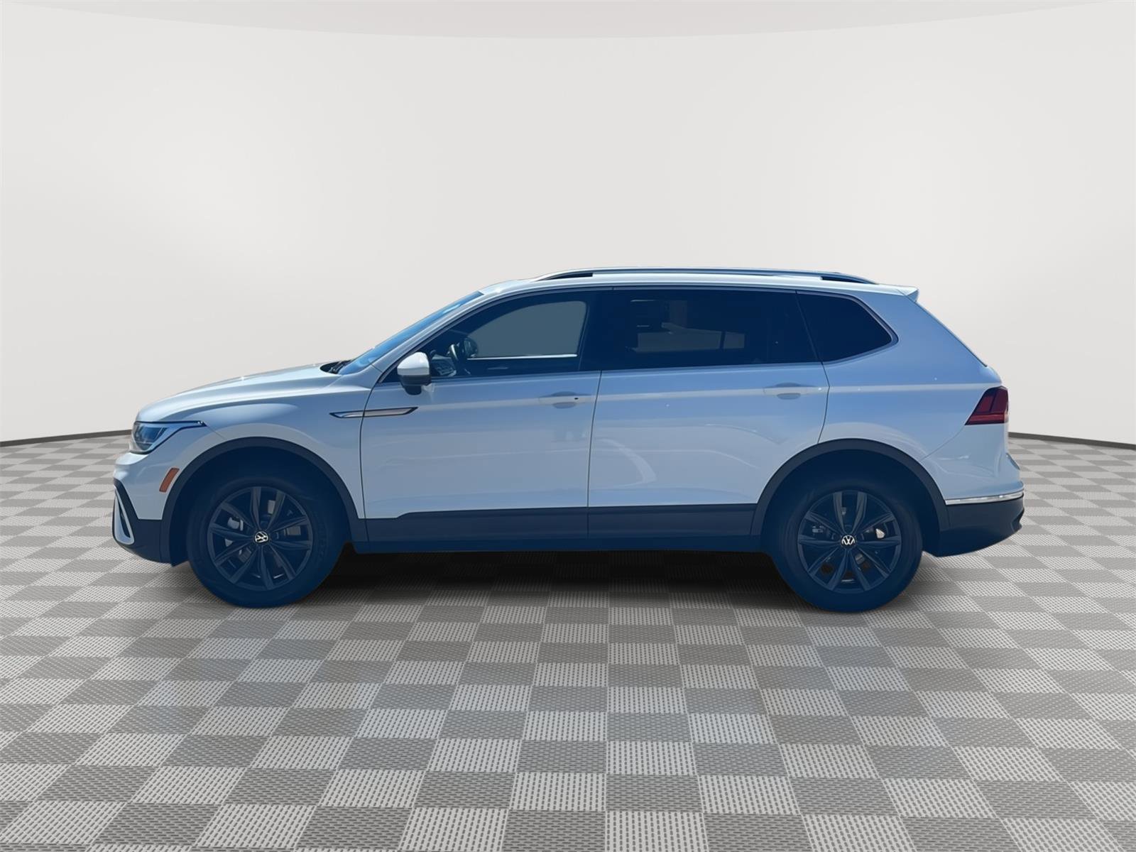 Used 2024 Volkswagen Tiguan SE w/ Panoramic Sunroof Package AWD/4WD image 8