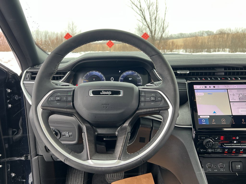 Used 2024 Jeep Grand Cherokee Limited w/ Black Appearance Package image 31