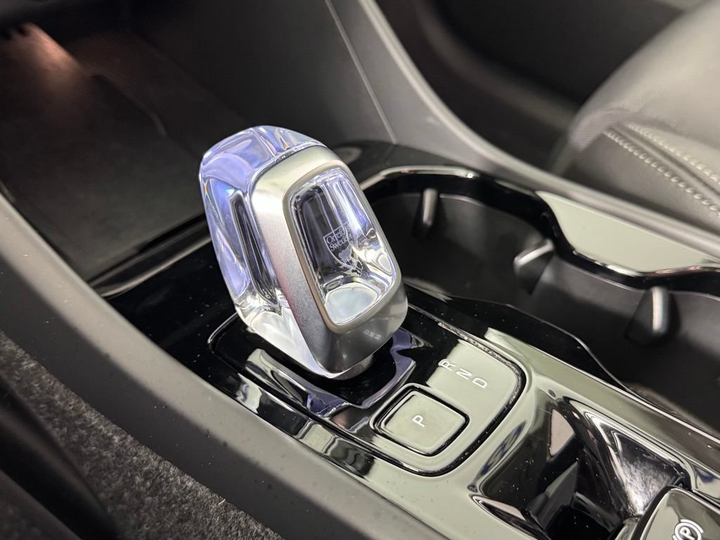Certified 2025 Volvo XC40 B5 Plus AWD/4WD image 21