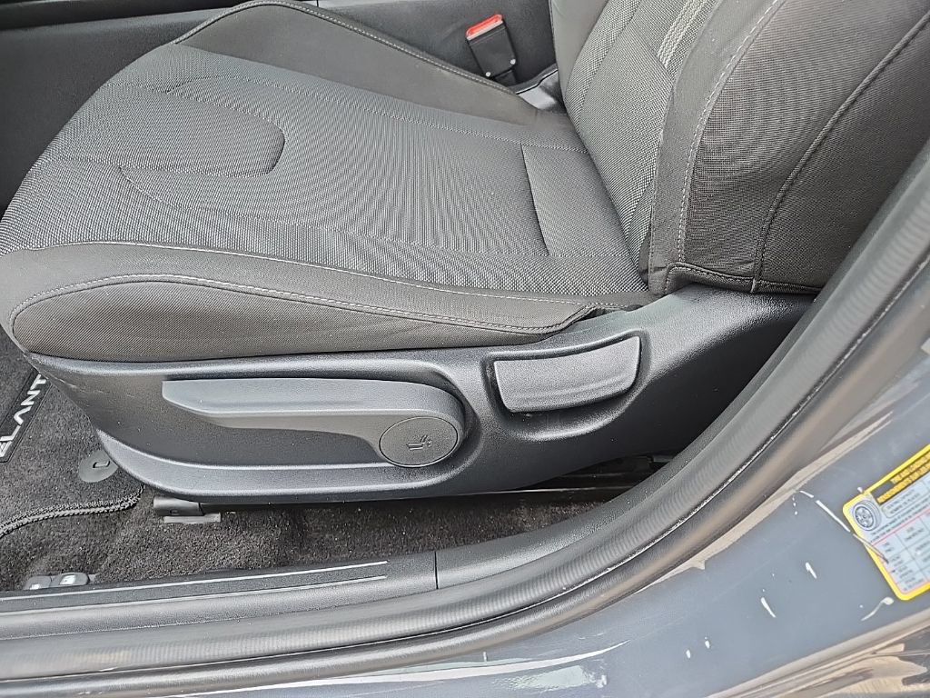 Used 2025 Hyundai Elantra SE FWD image 37