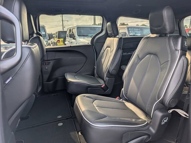 New 2027 Chrysler Pacifica Limited w/ S Appearance Package FWD image 35