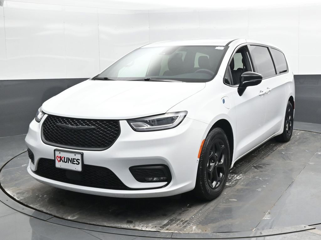 Used 2024 Chrysler Pacifica Select image 6