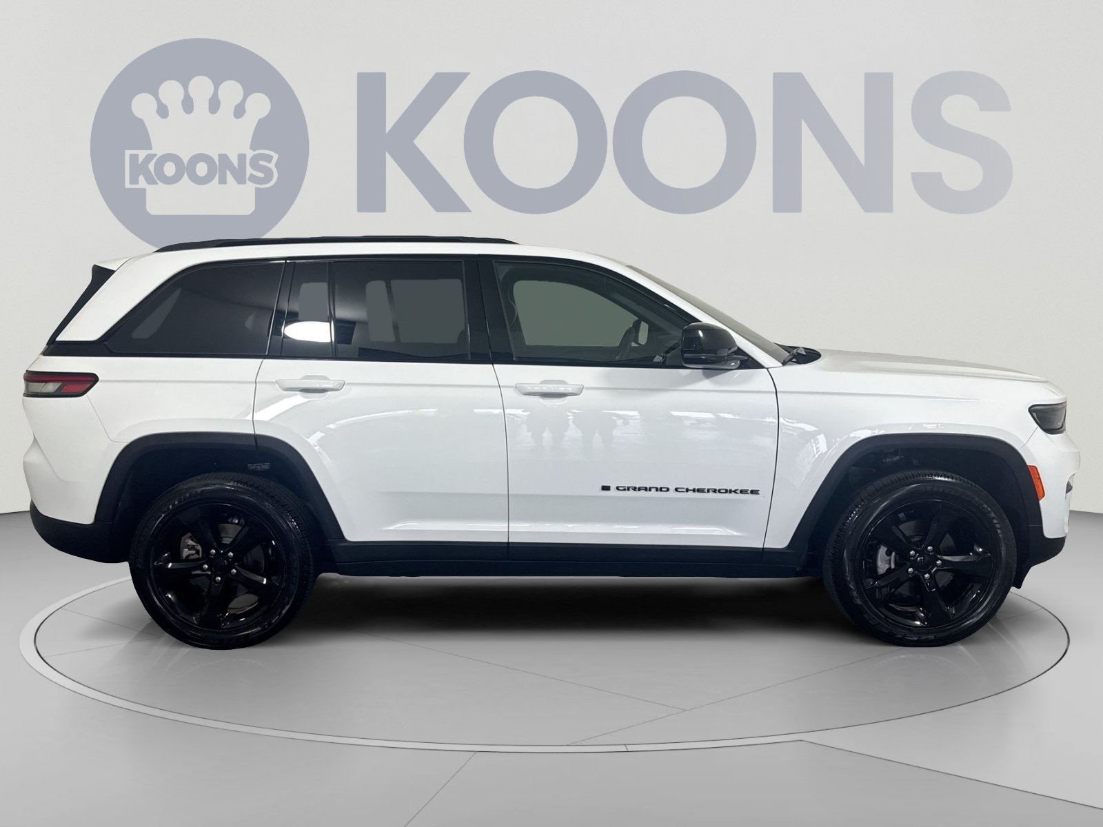 Used 2025 Jeep Grand Cherokee Altitude AWD/4WD image 8