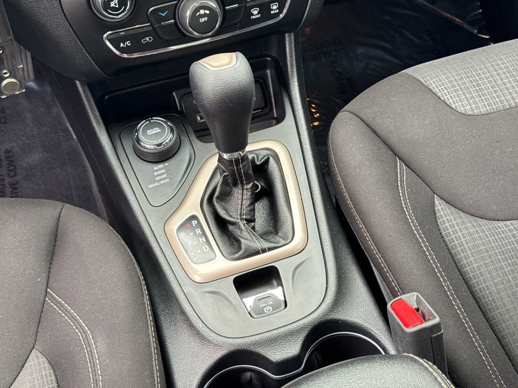 Used 2017 Jeep Cherokee Latitude w/ Cold Weather Group image 19