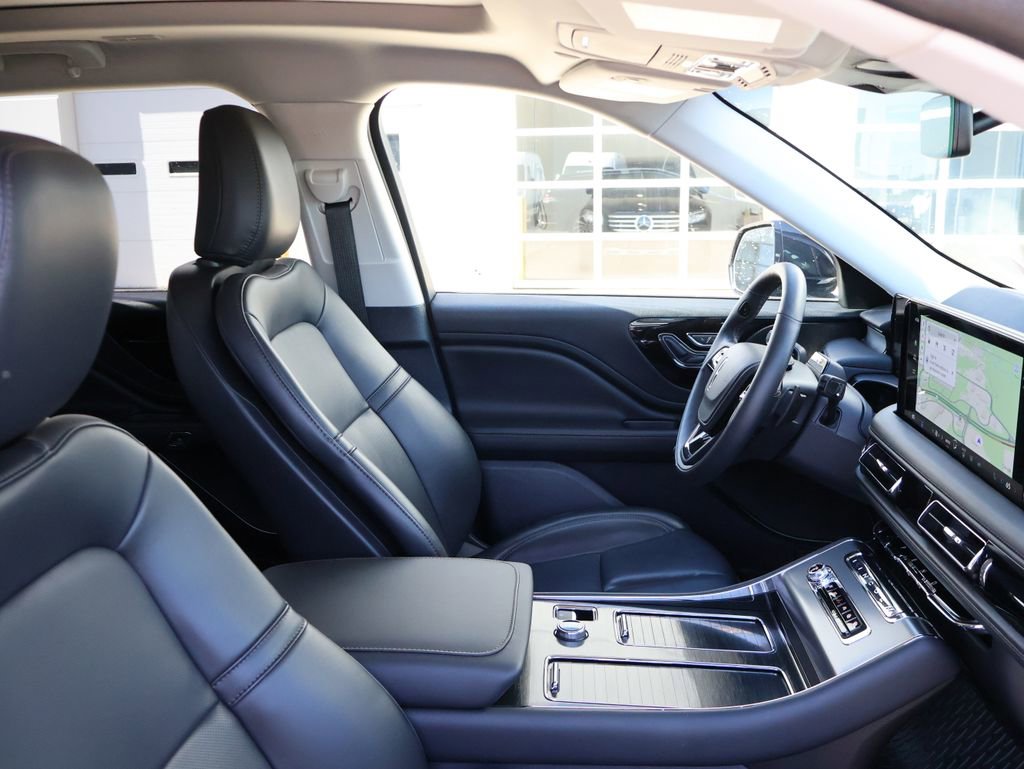 Used 2025 Lincoln Aviator AWD image 9