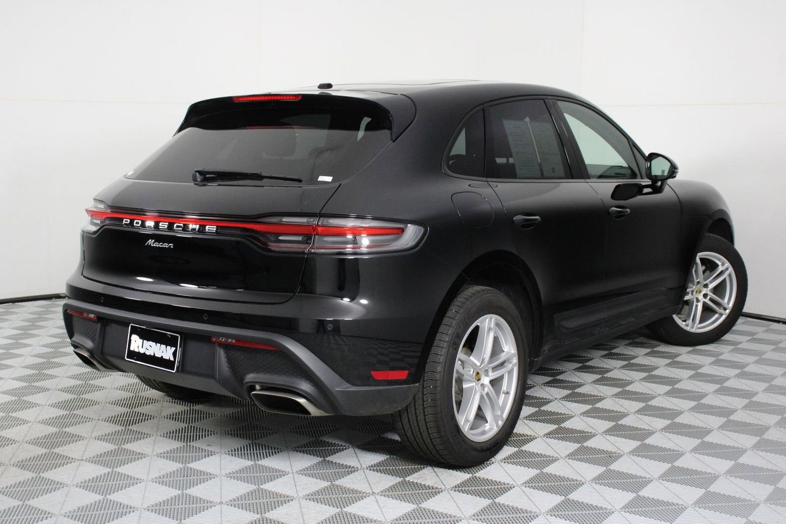 Certified 2025 Porsche Macan image 7