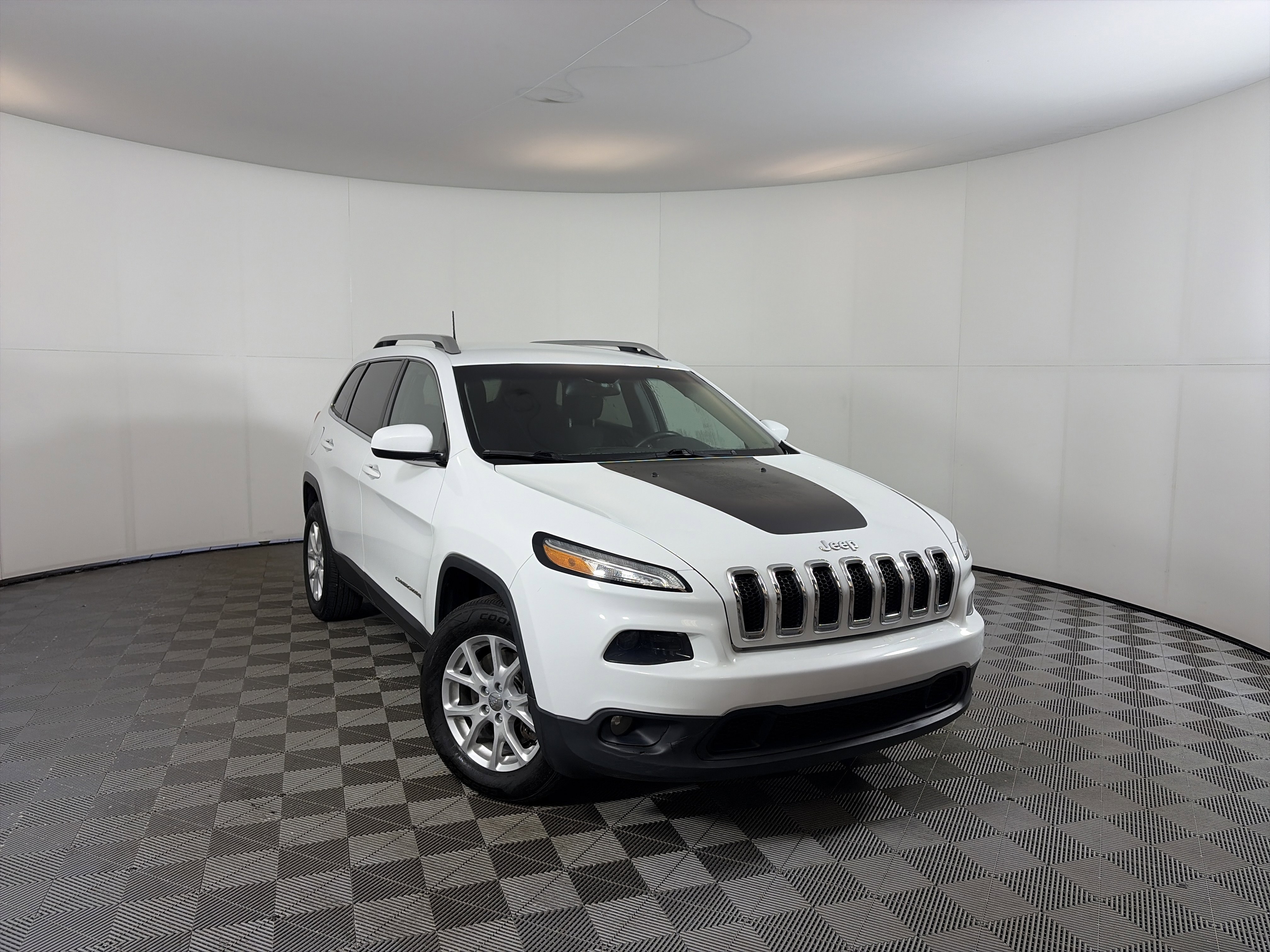 Used 2016 Jeep Cherokee Latitude image 1