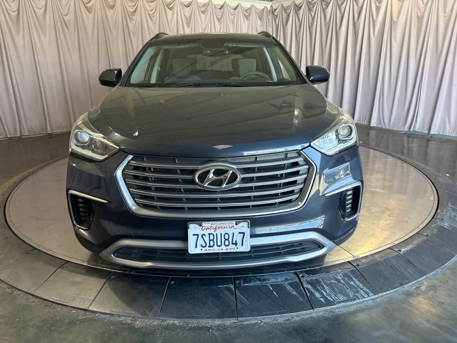 Used 2017 Hyundai Santa Fe SE FWD image 2