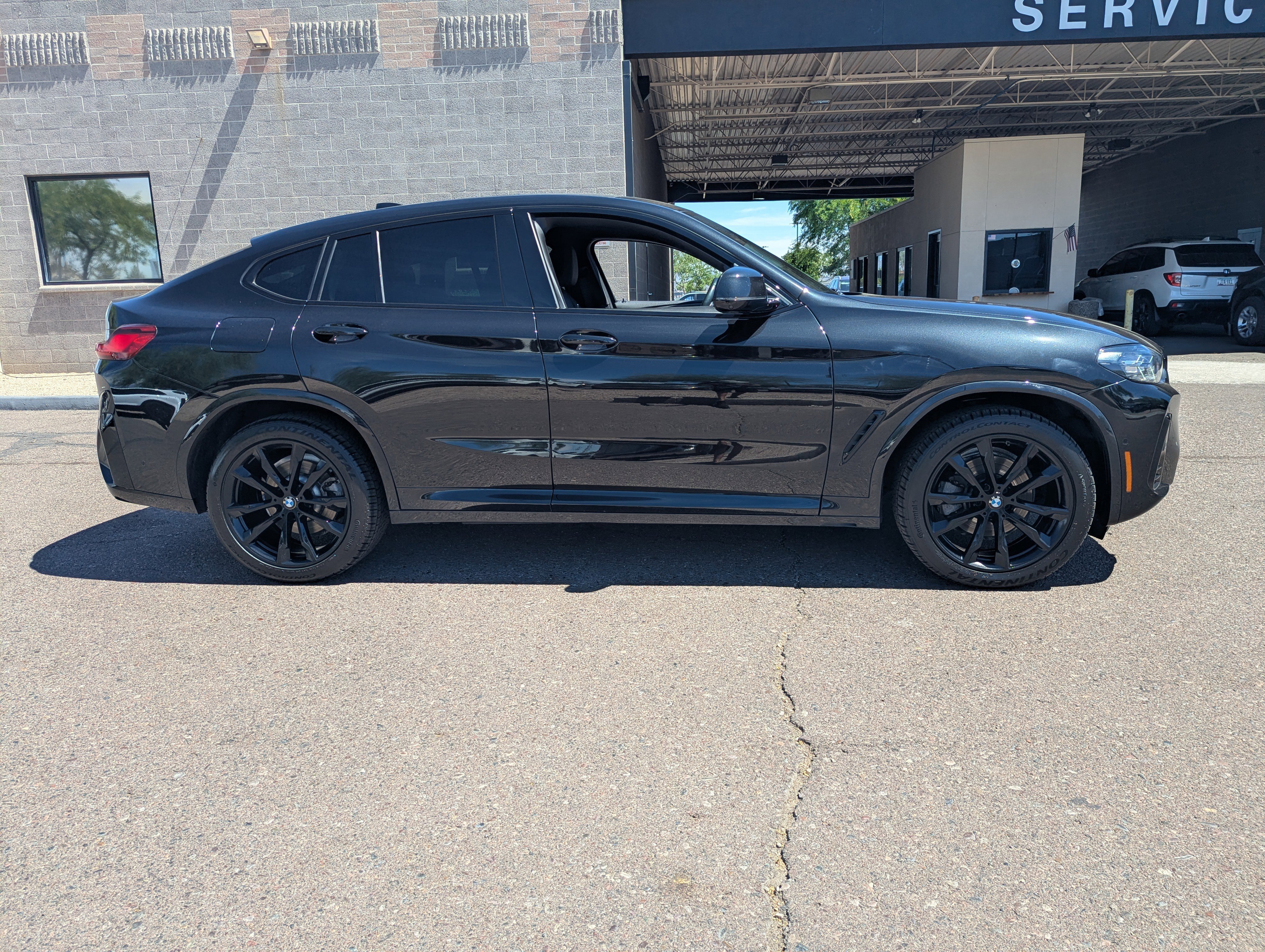 Used 2025 BMW X4 xDrive30i w/ Premium Package AWD/4WD image 2