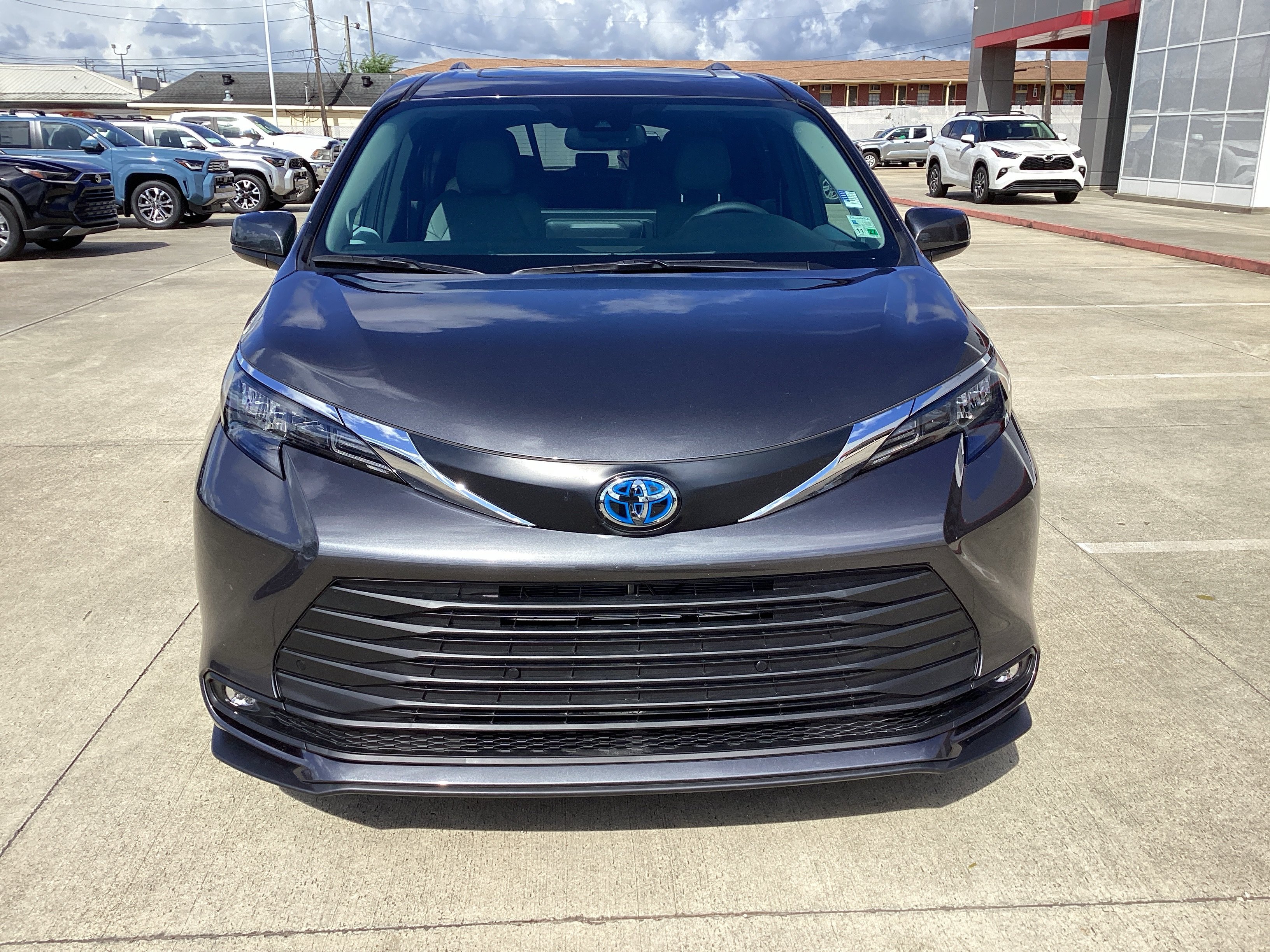 Used 2025 Toyota Sienna XLE w/ XLE Plus Package FWD image 2