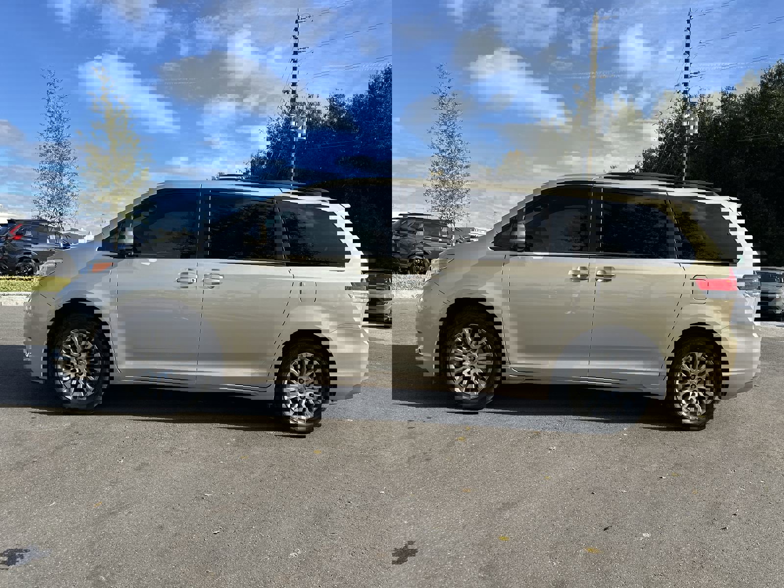 Used 2014 Toyota Sienna XLE image 3