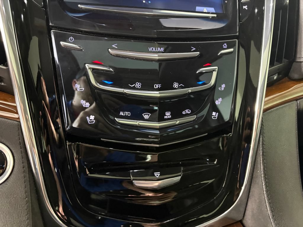 Used 2018 Cadillac Escalade Premium Luxury AWD/4WD image 19