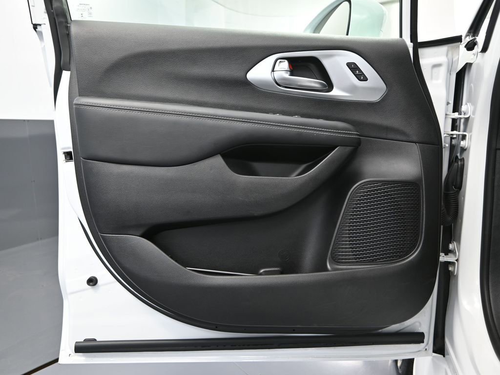 Used 2022 Chrysler Pacifica Touring-L w/ Uconnect Theater Family Group image 22