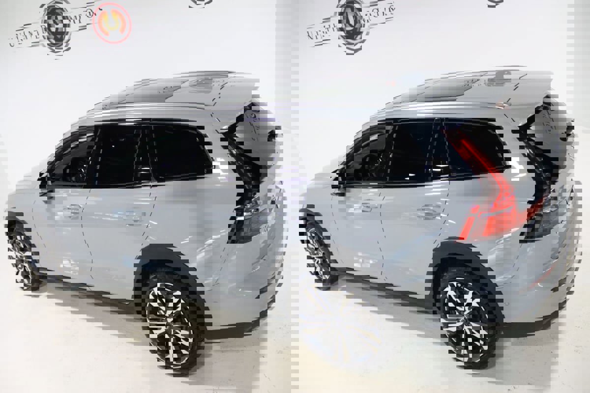 Used 2025 Volvo V60 B5 Cross Country Plus image 17