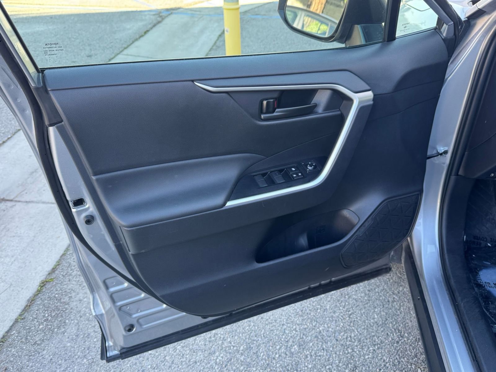 Used 2025 Toyota RAV4 LE AWD/4WD image 20