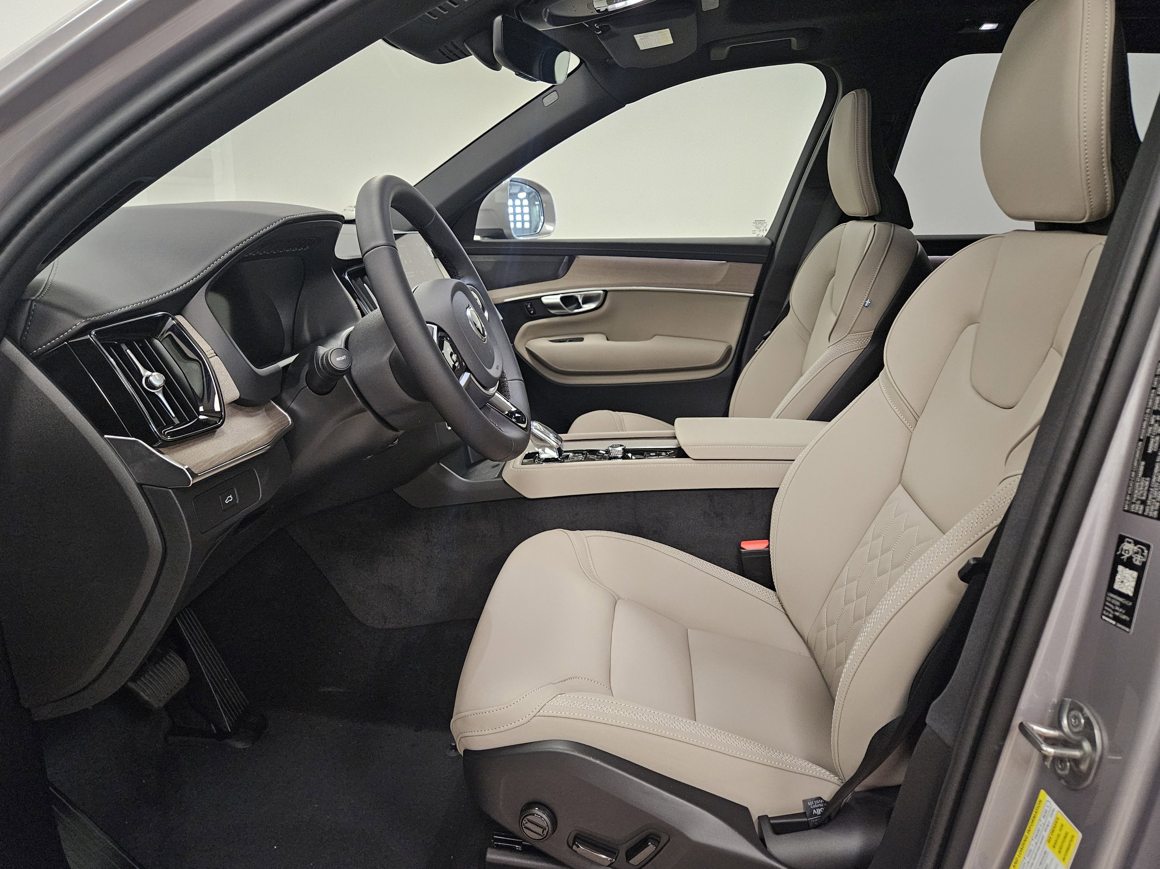 New 2026 Volvo XC90 B6 Plus w/ Protection Package Premier image 10