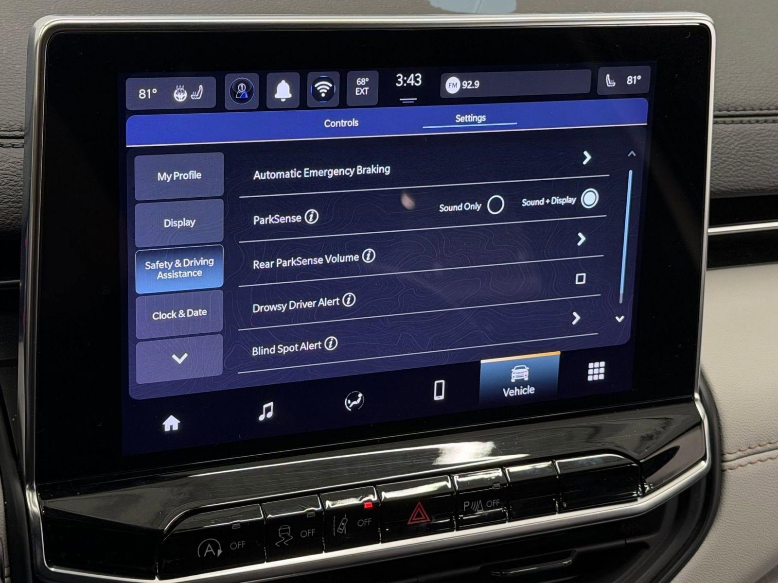 Used 2025 Jeep Compass Limited image 29