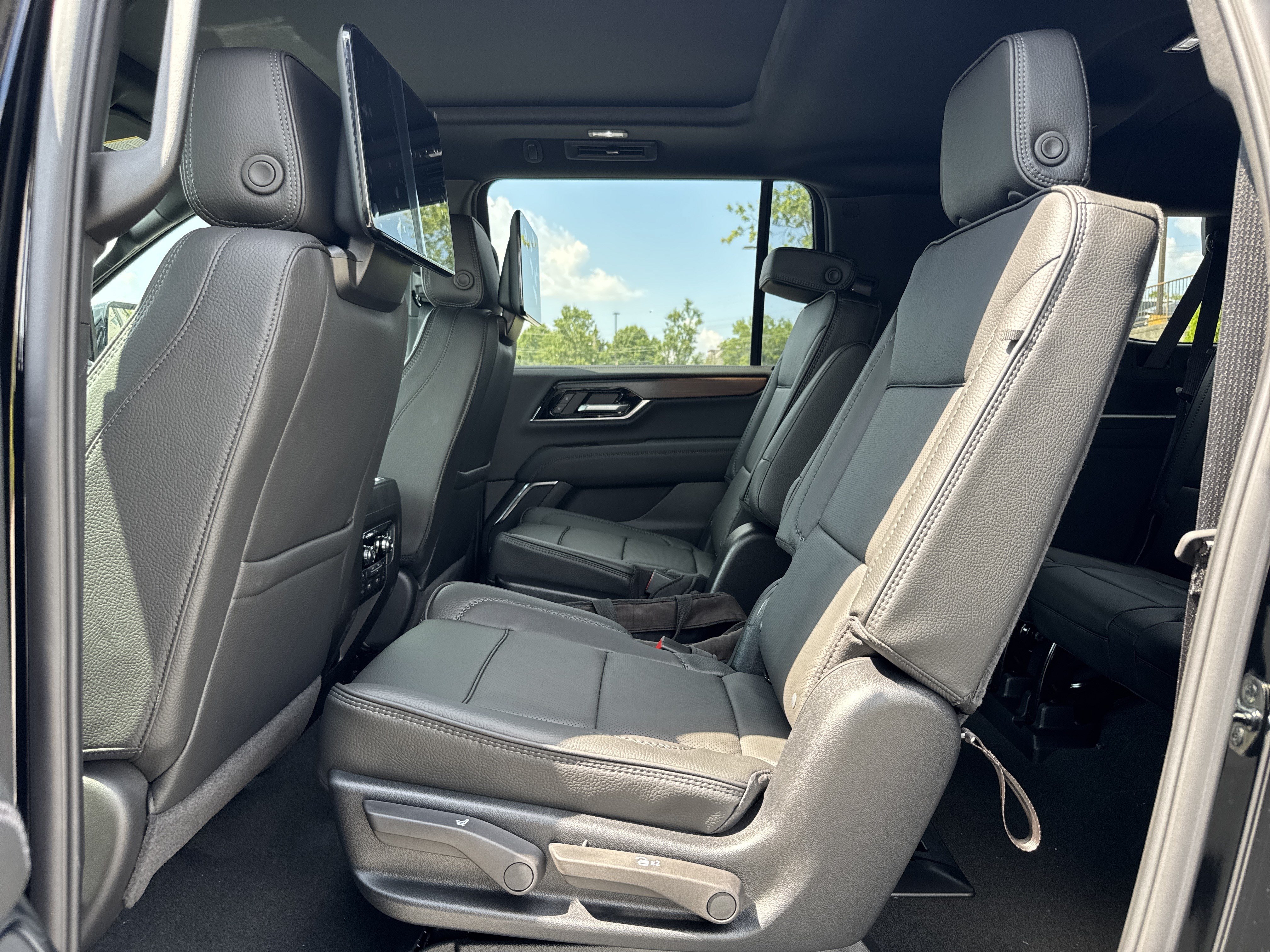 New 2026 GMC Yukon XL Denali w/ Denali Reserve Package AWD/4WD image 32