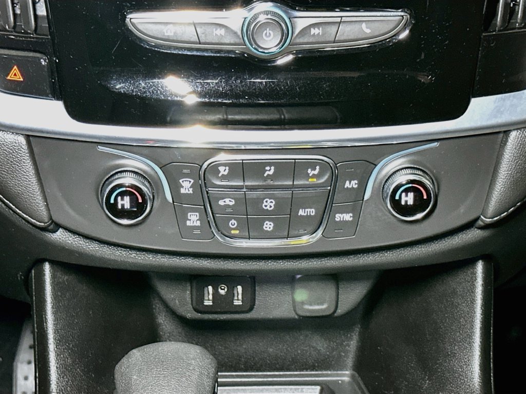 Used 2022 Chevrolet Traverse LT FWD image 16