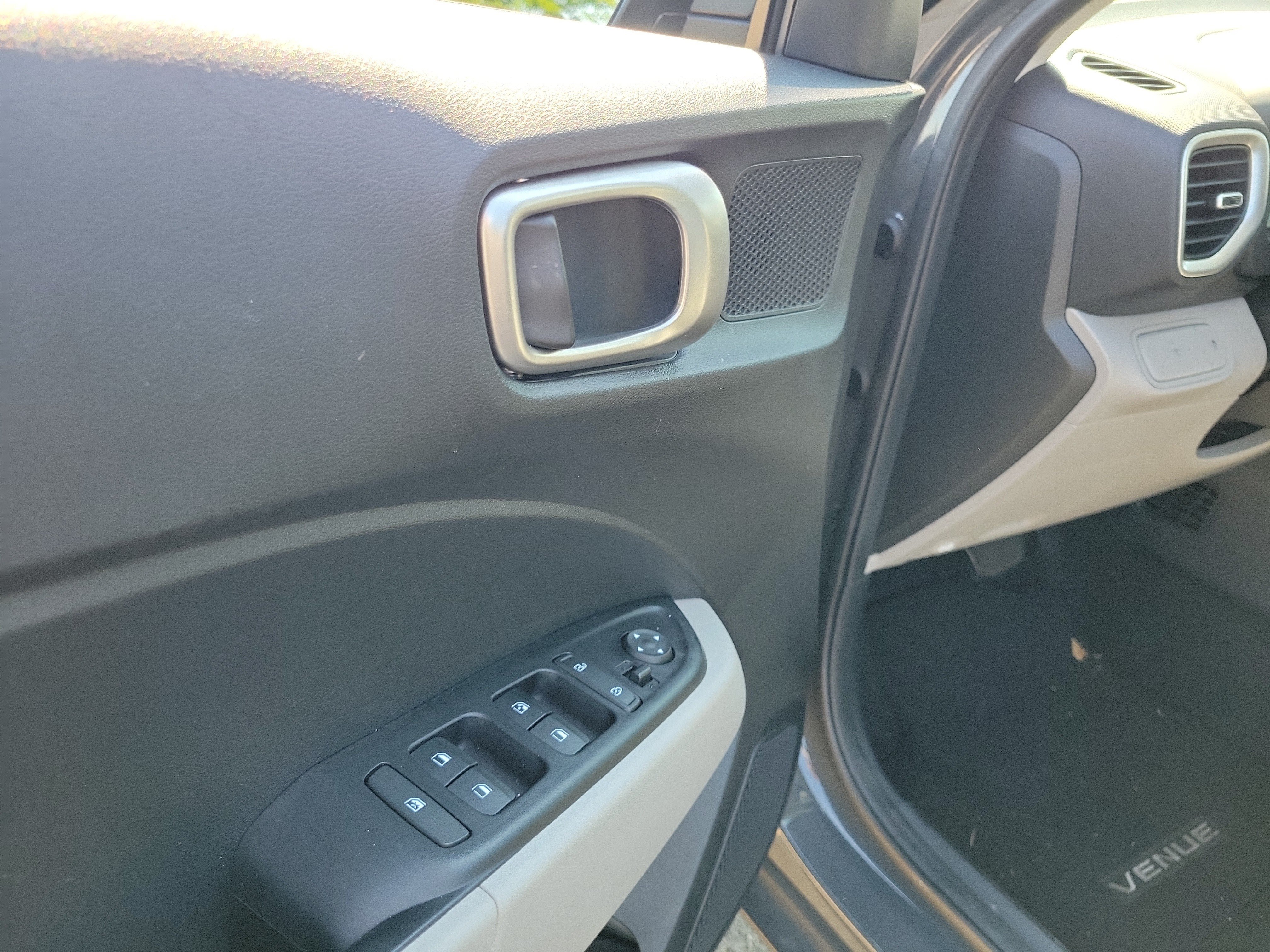 Used 2024 Hyundai Venue SEL FWD image 18