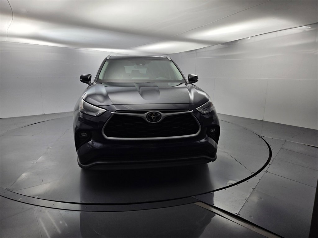 Used 2022 Toyota Highlander XLE image 3