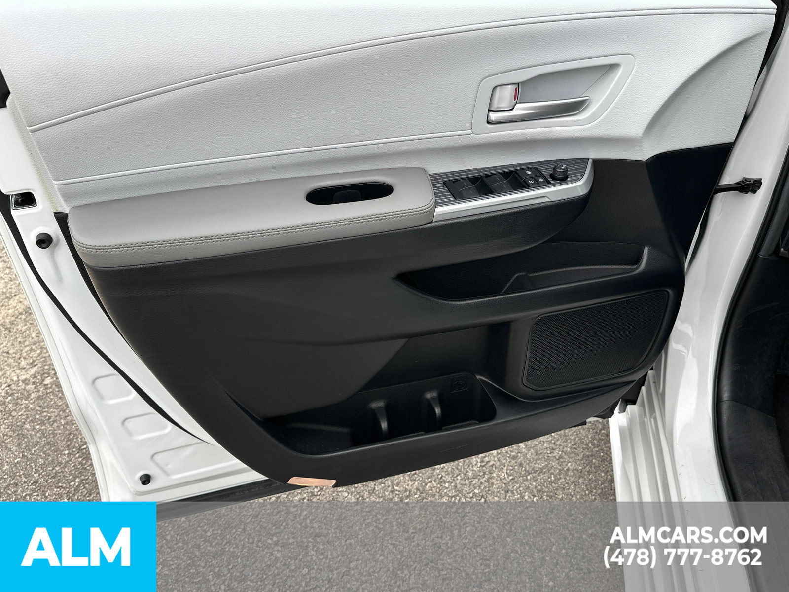 Used 2025 Toyota Sienna XLE FWD image 11