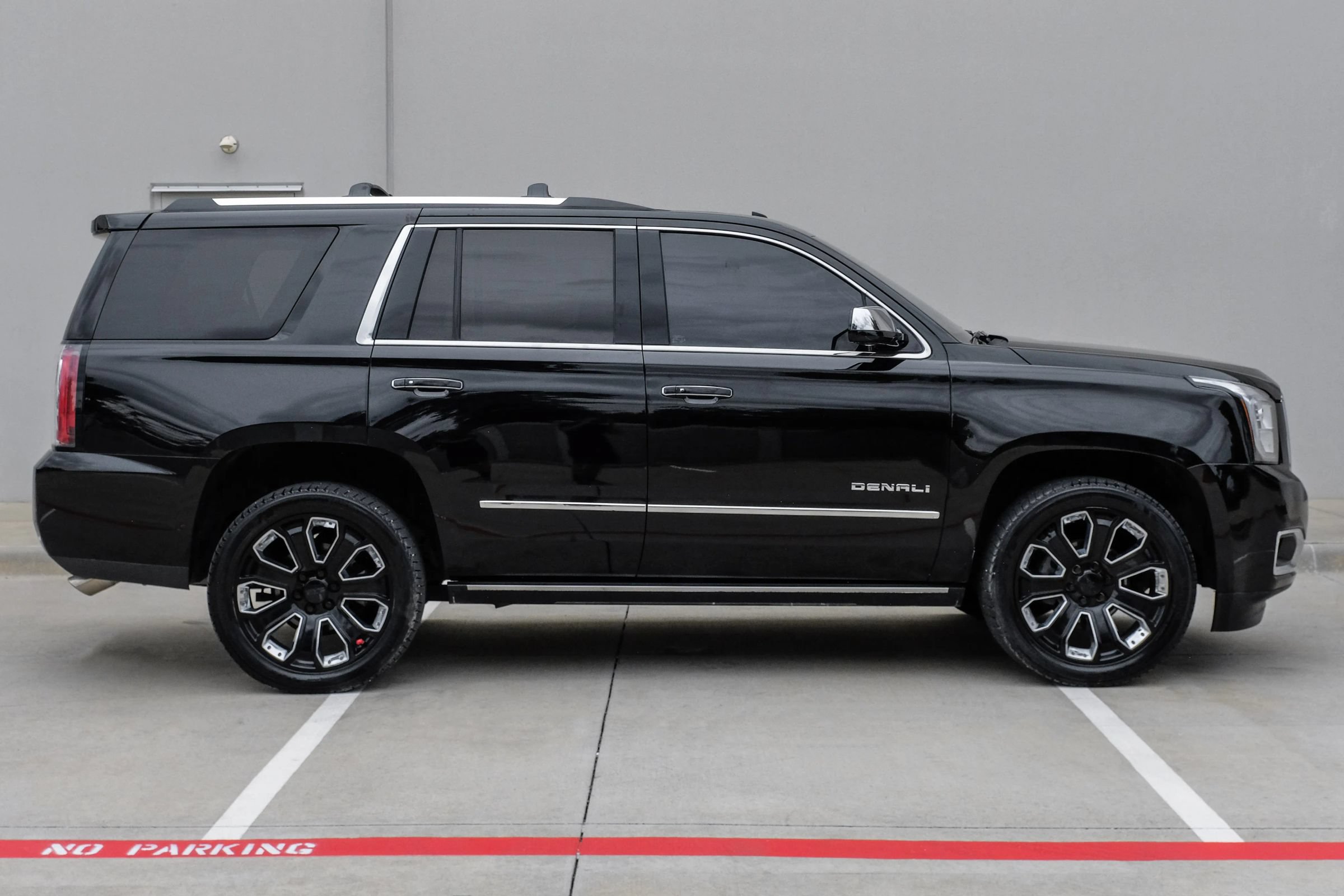 Used 2019 GMC Yukon Denali w/ Denali Ultimate Black Edition AWD/4WD image 11