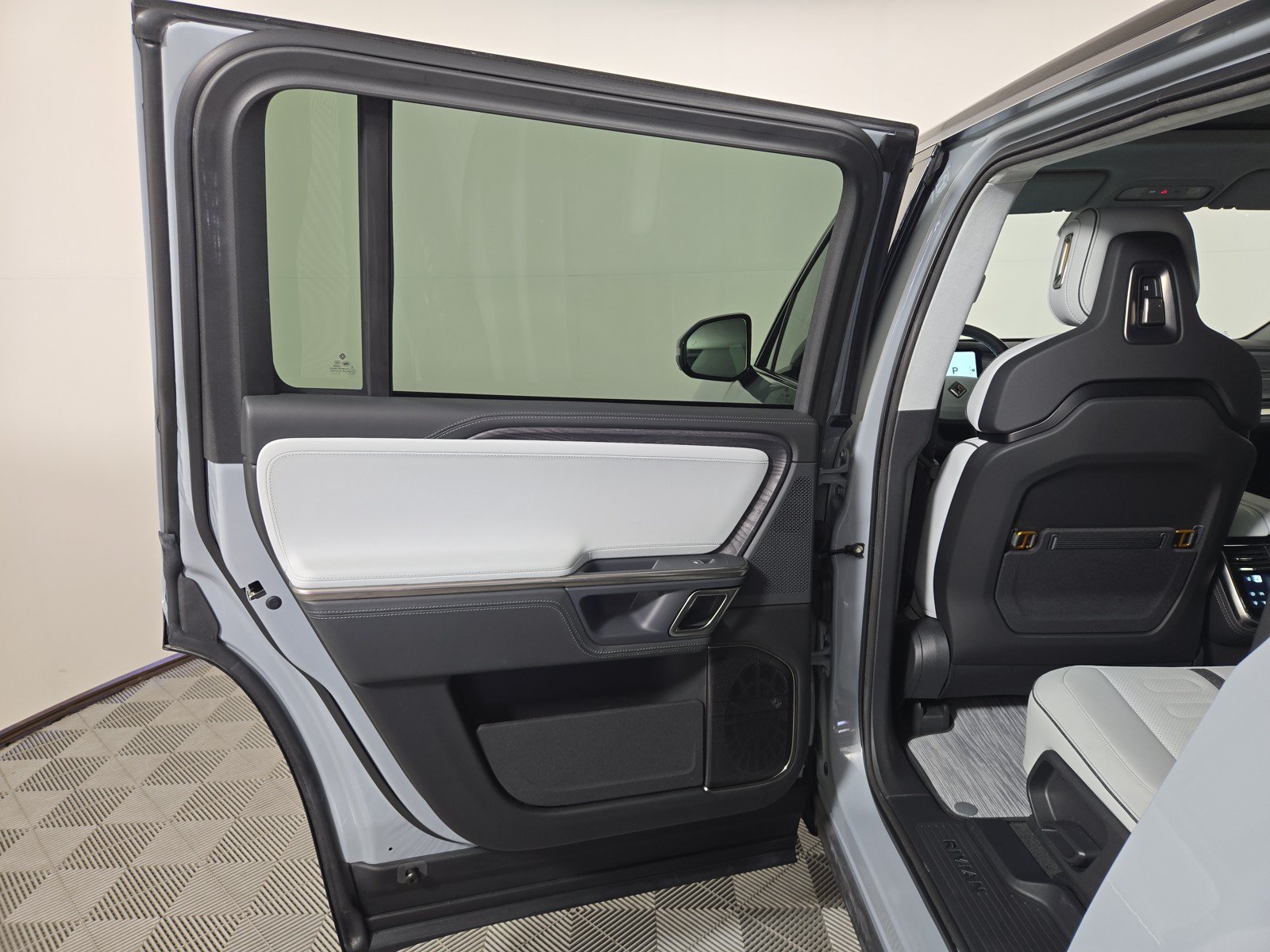 Used 2024 Rivian R1S Adventure AWD/4WD image 17