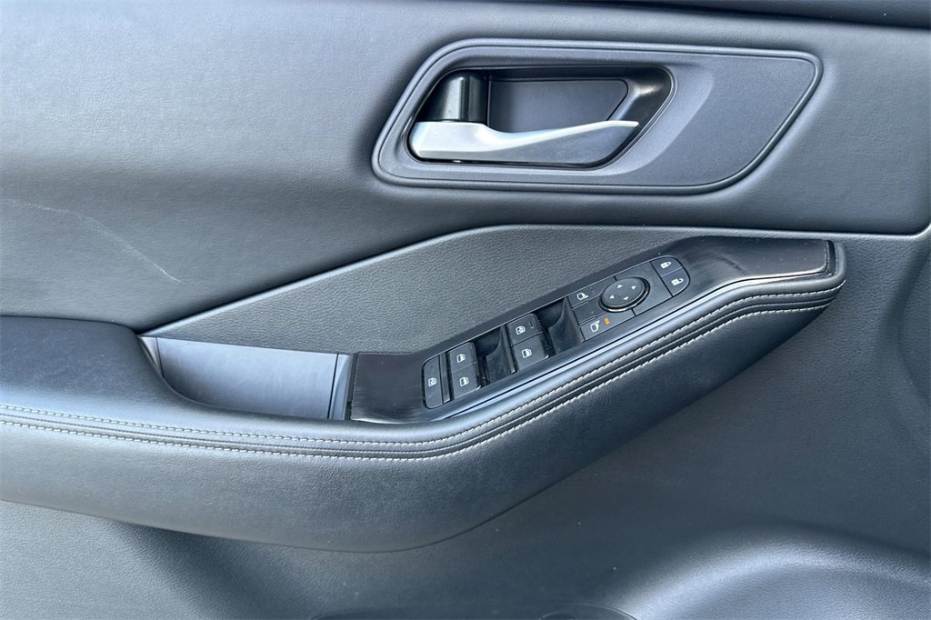 Used 2025 Nissan Rogue SV image 12