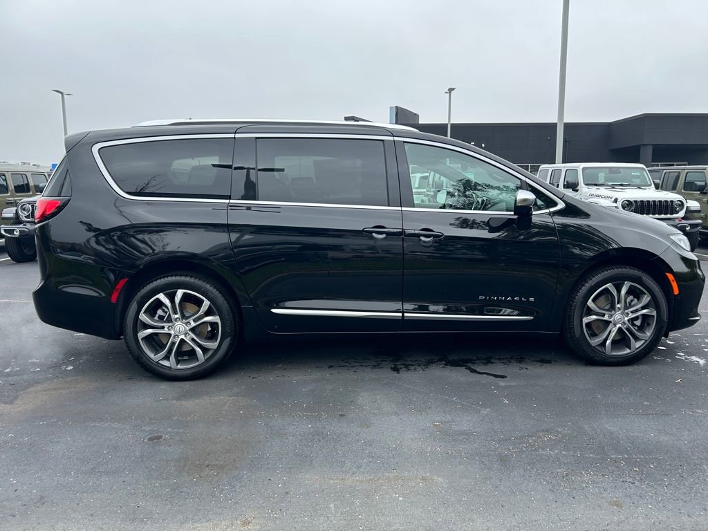 New 2026 Chrysler Pacifica Pinnacle image 8