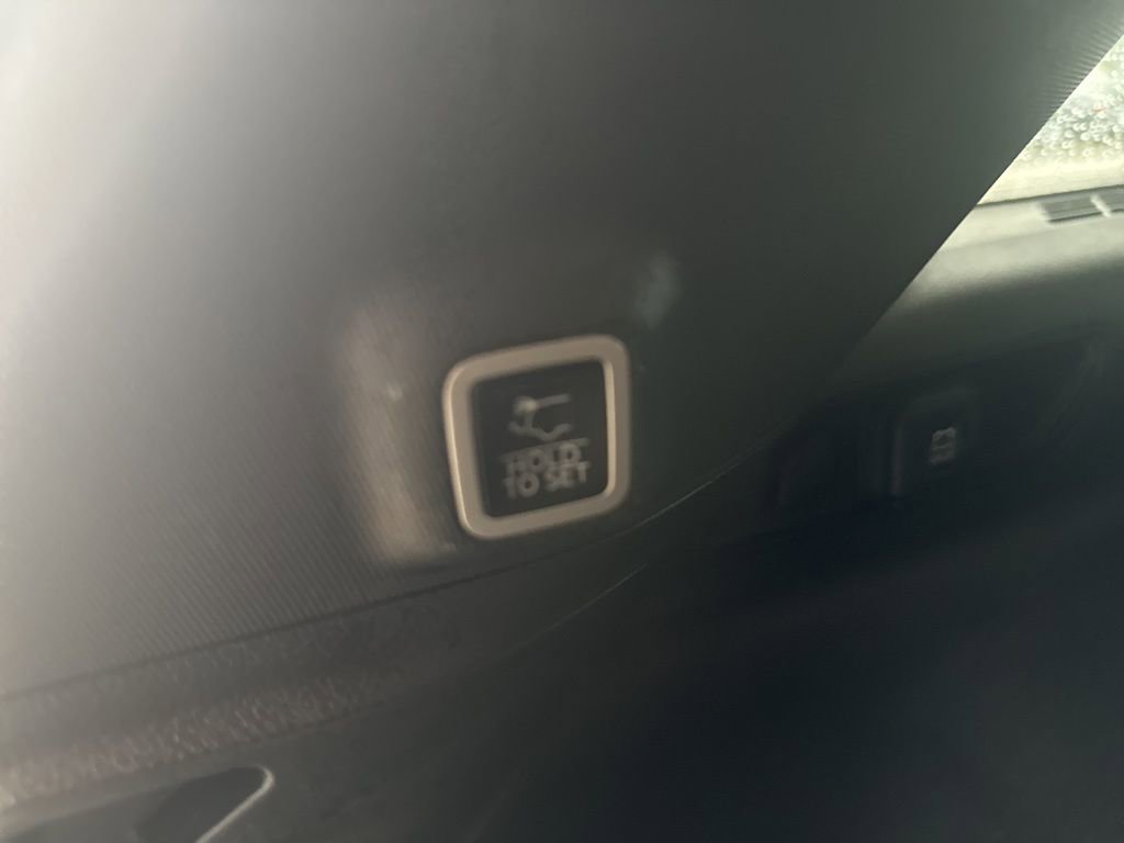 Used 2022 Jeep Grand Cherokee Overland w/ Luxury Tech Group IV AWD/4WD image 31