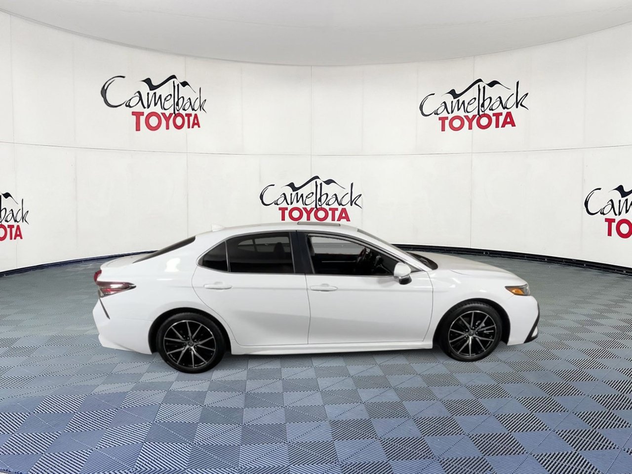 Used 2024 Toyota Camry SE w/ Convenience Package FWD image 3