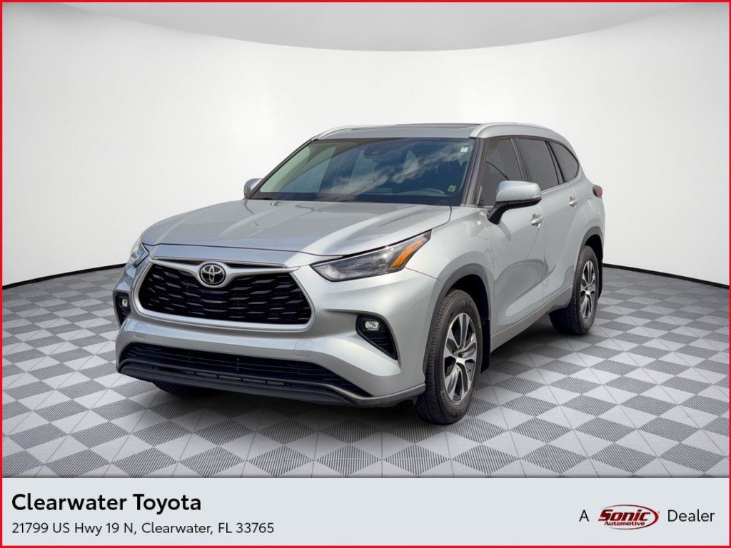 Used 2023 Toyota Highlander XLE FWD image 1