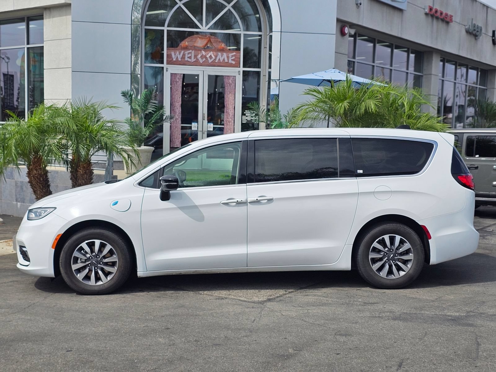 Used 2024 Chrysler Pacifica Limited FWD image 5