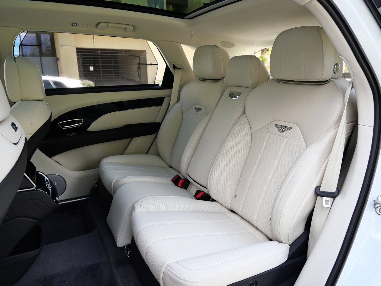 Used 2024 Bentley Bentayga Extended Wheelbase image 18