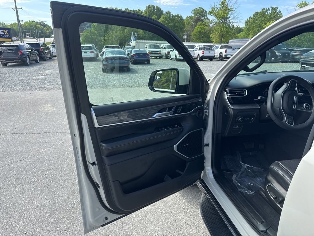 Used 2022 Jeep Wagoneer Series III w/ Convenience Group I AWD/4WD image 23