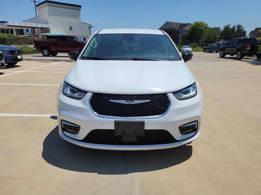 Used 2024 Chrysler Pacifica Touring-L FWD image 2