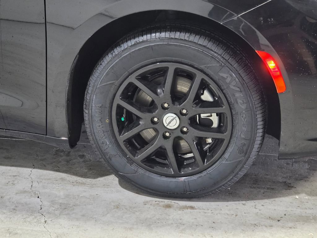 Used 2023 Chrysler Pacifica Touring-L image 10