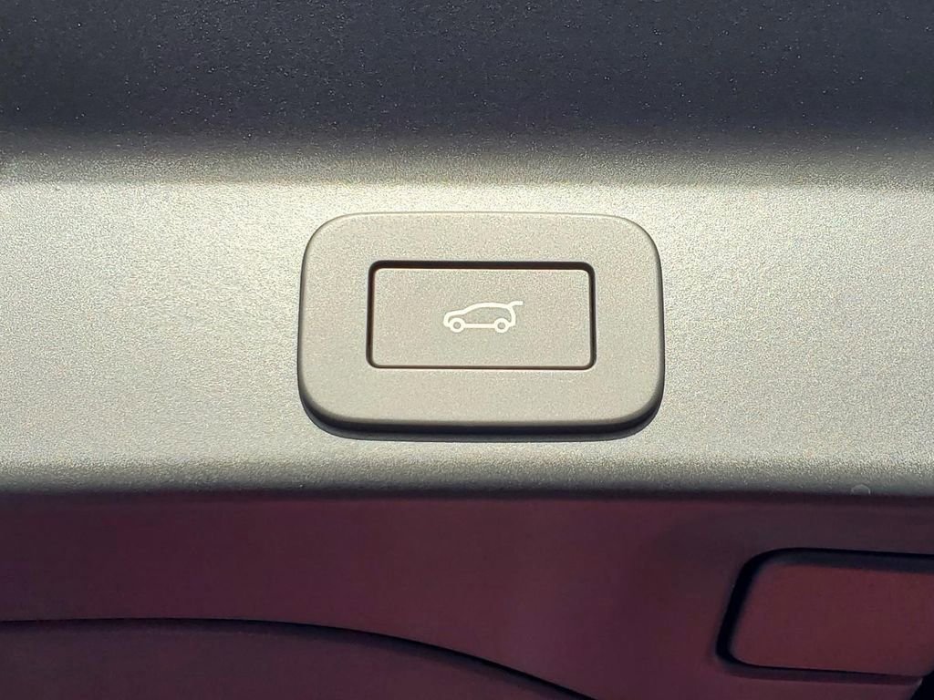 Used 2024 Jaguar F-PACE R-Dynamic S image 8