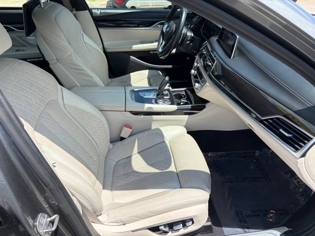 Used 2016 BMW 750i RWD image 38