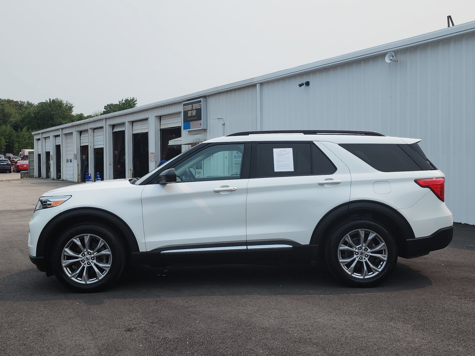 Used 2020 Ford Explorer XLT w/ Equipment Group 202A AWD/4WD image 2