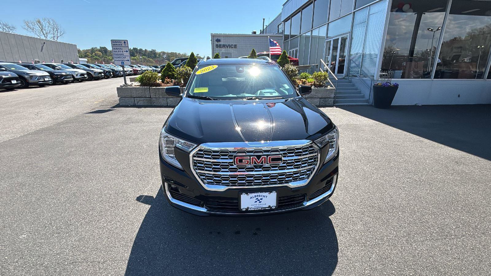 Used 2023 GMC Terrain Denali w/ Denali Premium Package AWD/4WD image 2