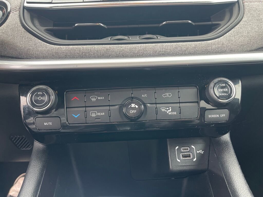 Used 2024 Jeep Compass Latitude image 11